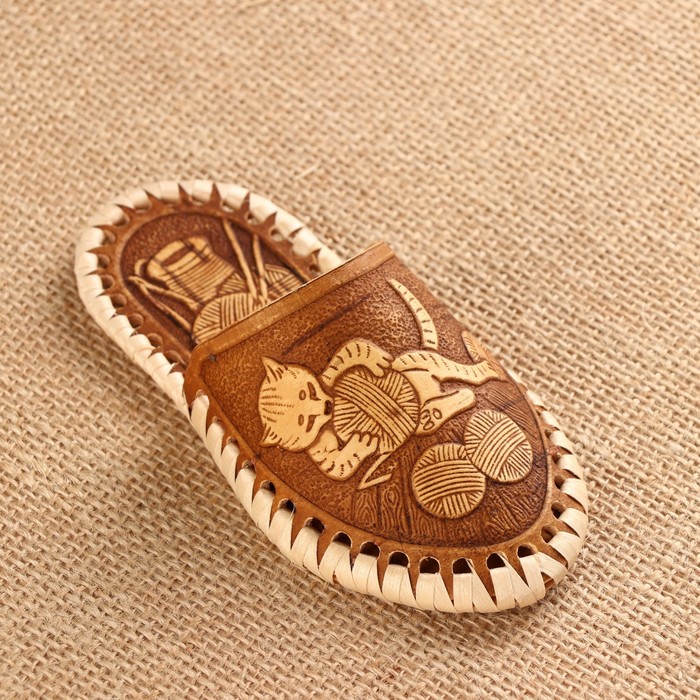 

Игольница "Кошка", 7х14 см, Изделия из бересты