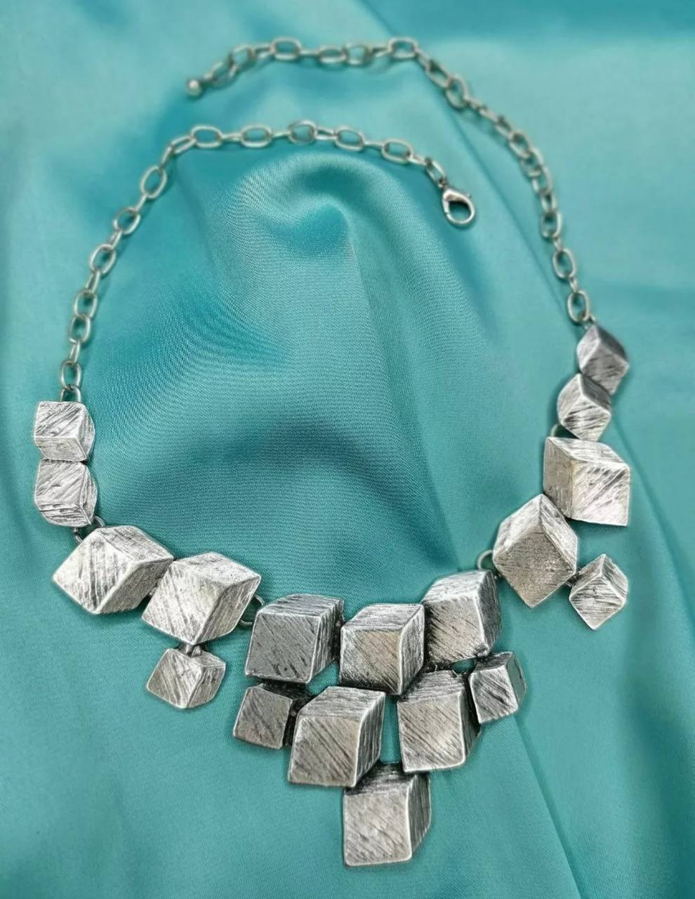 

Колье из бижутерного сплава 40 см NoBrand Кубики, Кубики