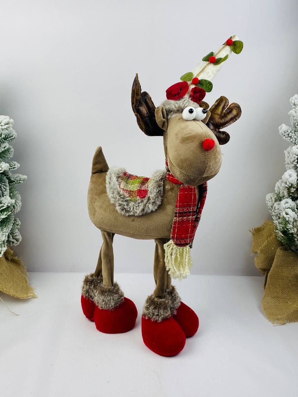 Новогодняя фигурка Merry Christmas Олень с красным шарфом в клетку 16853-1 29x16x62 см 3491₽