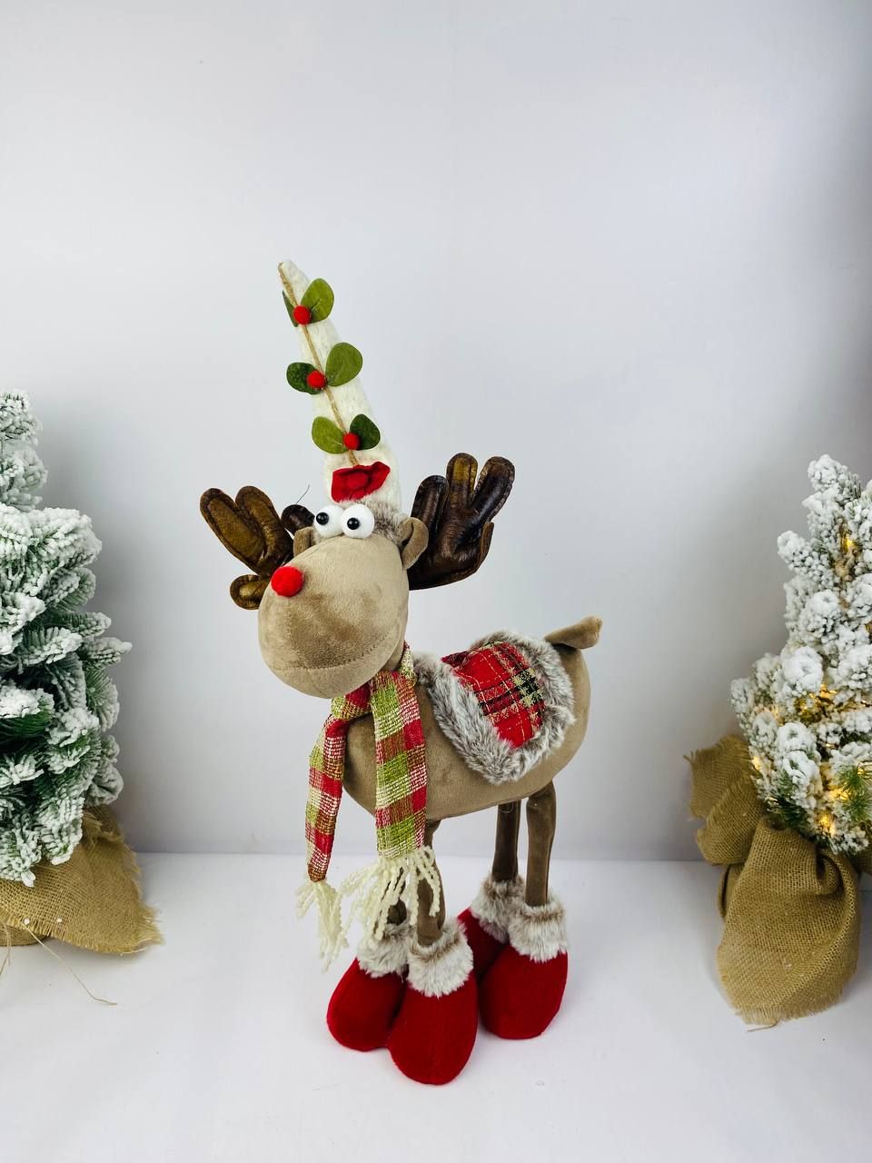 

Новогодняя фигурка Merry Christmas Олень с зеленым шарфом в клетку 16854 29x16x62 см, Коричневый, Олень с зеленым шарфом в клетку