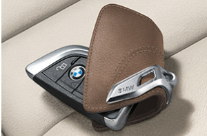 фото Кожаный футляр bmw для ключей со стальным зажимом 82292408818 цвет brown