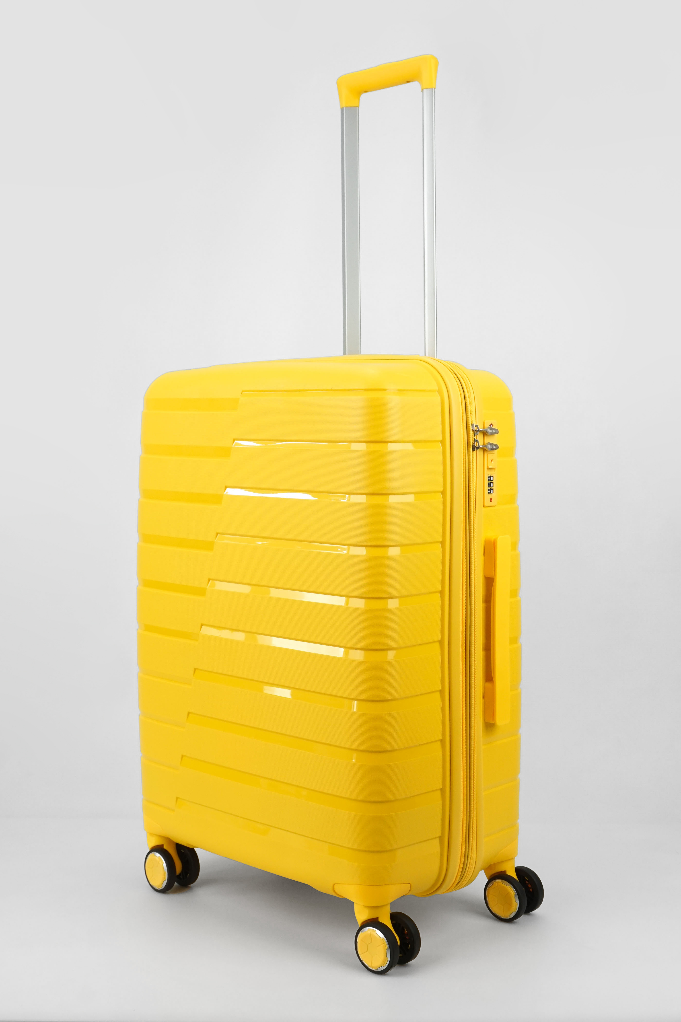 Чемодан женский Impreza 10 полос желтый M 7490₽