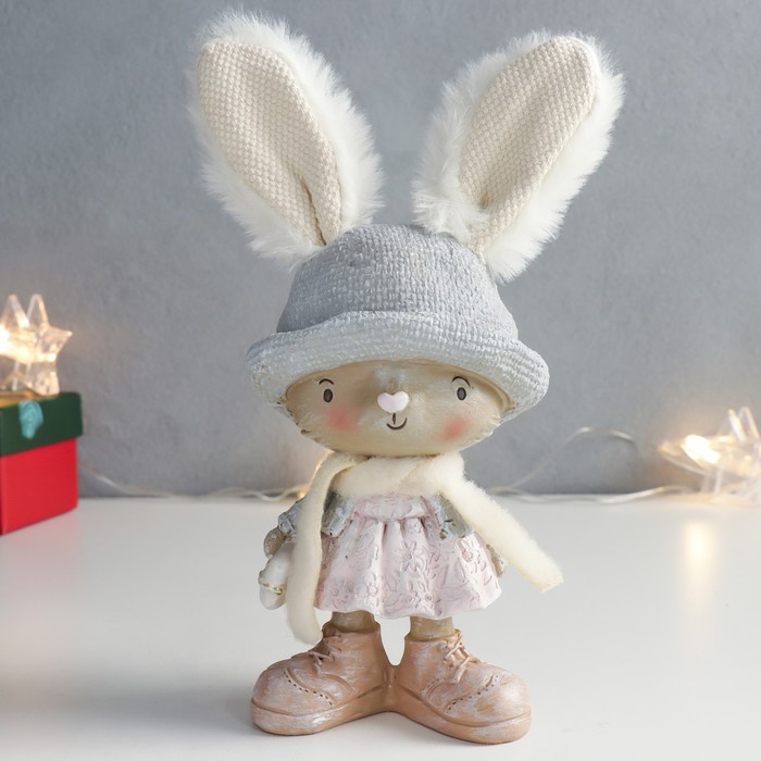 

Сувенир полистоун "Зайка в серой шляпке с подарком" 10,5х7,5х20 см