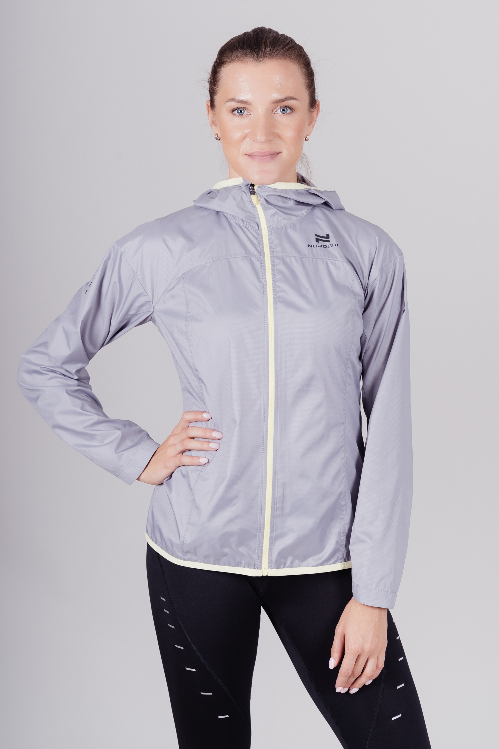 

Спортивная куртка женская NordSki Pro W серая 38, Pro W