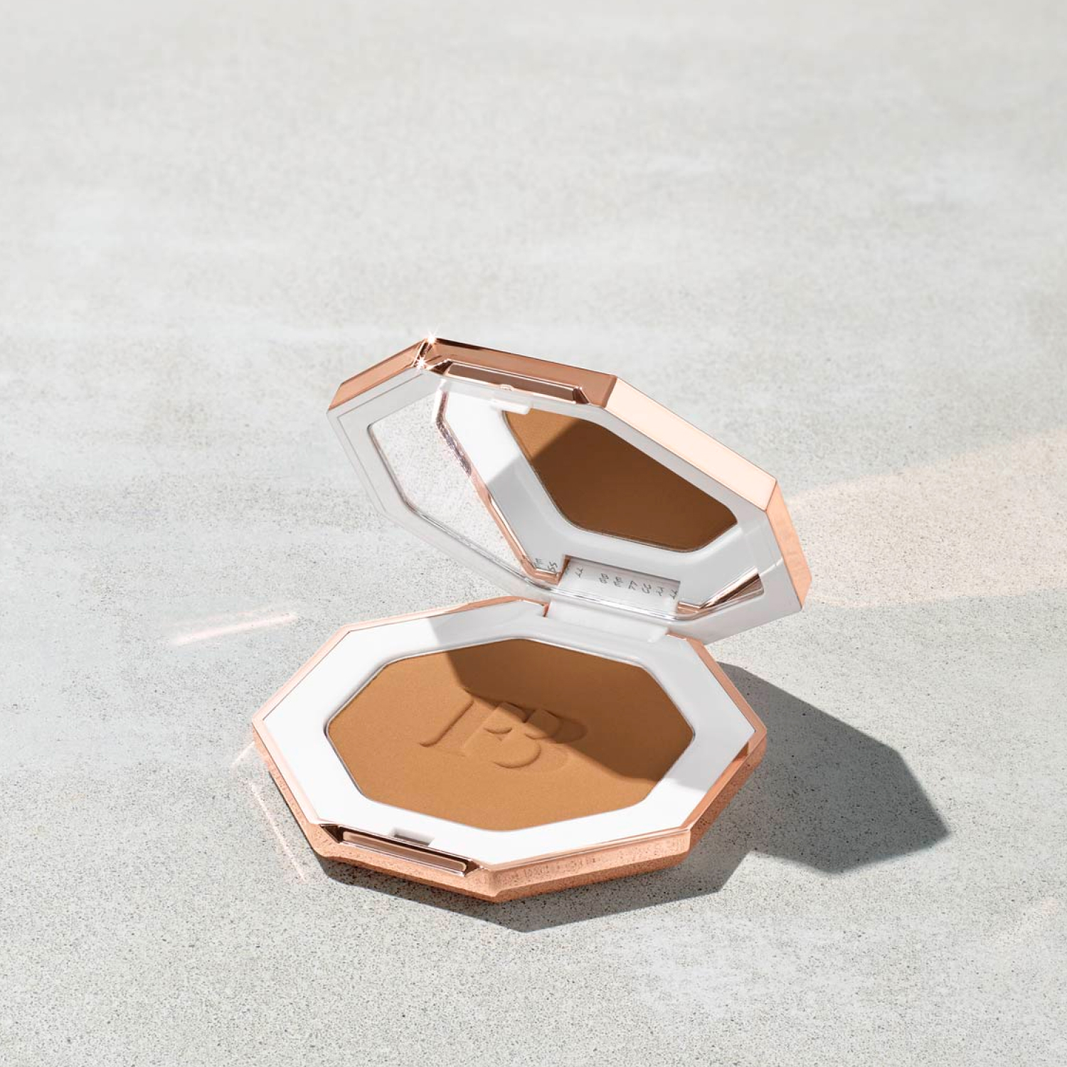 Пудра-бронзатор Fenty Beauty sun stalker instant bronzer island ting 04