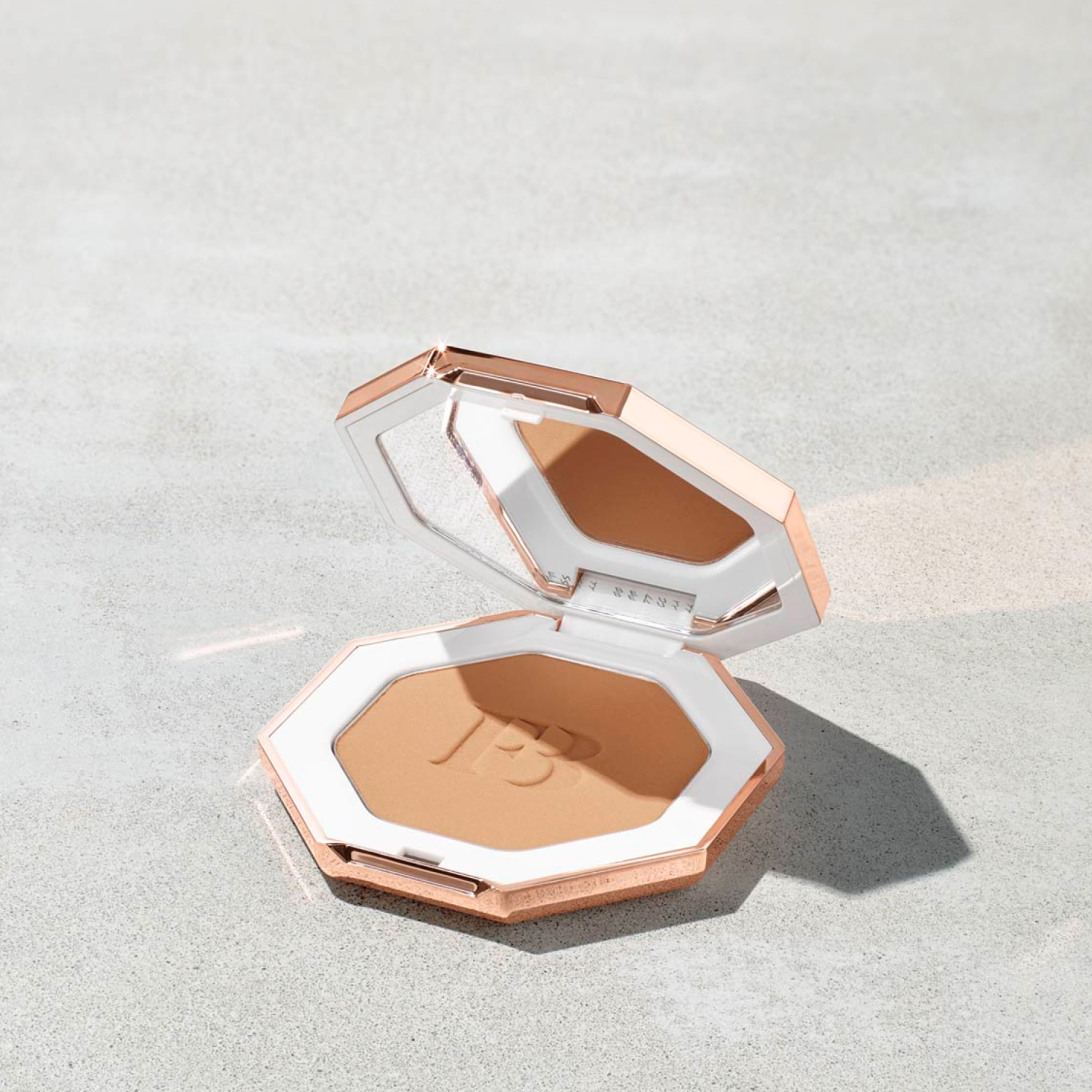 Пудра-бронзатор Fenty Beauty sun stalker instant bronzer shady biz 02