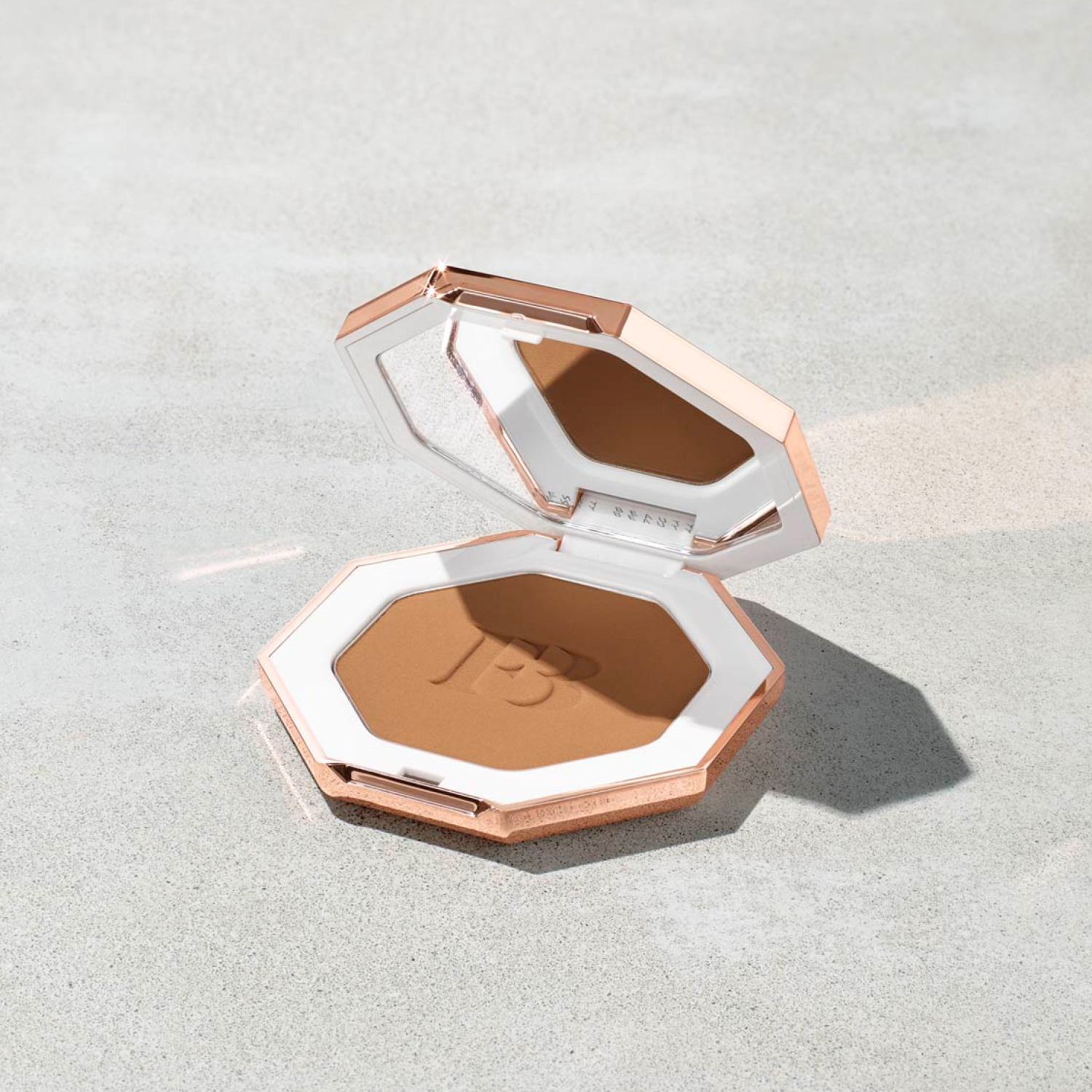 Пудра-бронзатор Fenty Beauty sun stalker instant bronzer caramel cutie 06