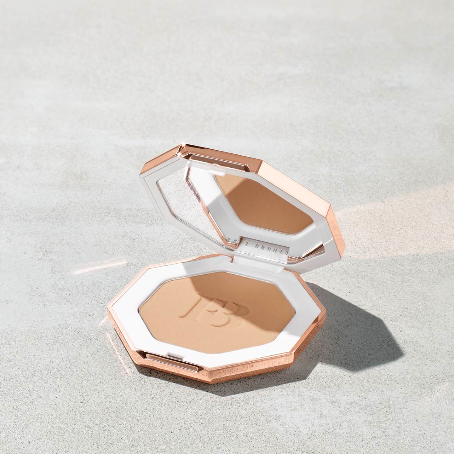 Пудра-бронзатор Fenty Beauty sun stalker instant bronzer inda sun 01