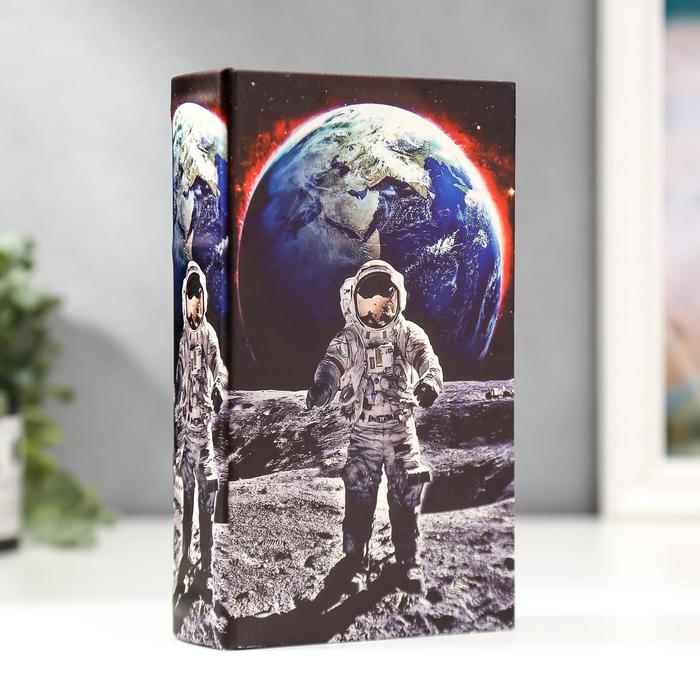 

Сейф-книга дерево кожзам "Космонавт на луне" 21х13х5 см, Разноцветный