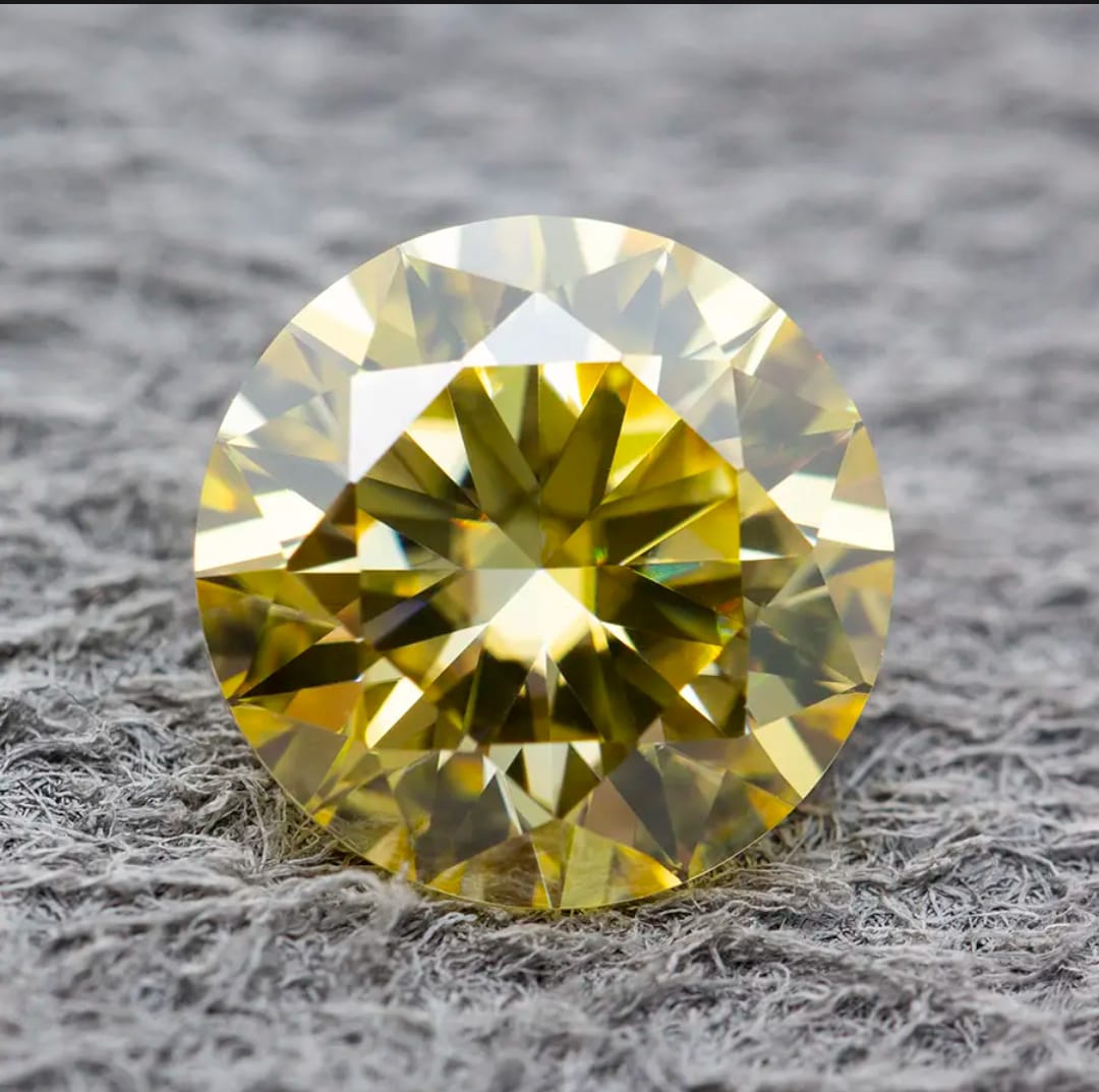 

Ограненный Муассанит KurDen огранка RS 8H8A 13050 круг 5мм Вес 0,5Ct, Золотистый, 5