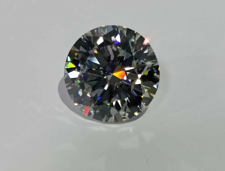 

Ограненный Муассанит KurDen Бриллиантовой огранки KM110850GH 8,5мм Вес 2,2 Ct Цвет GH, Белый, 8.5