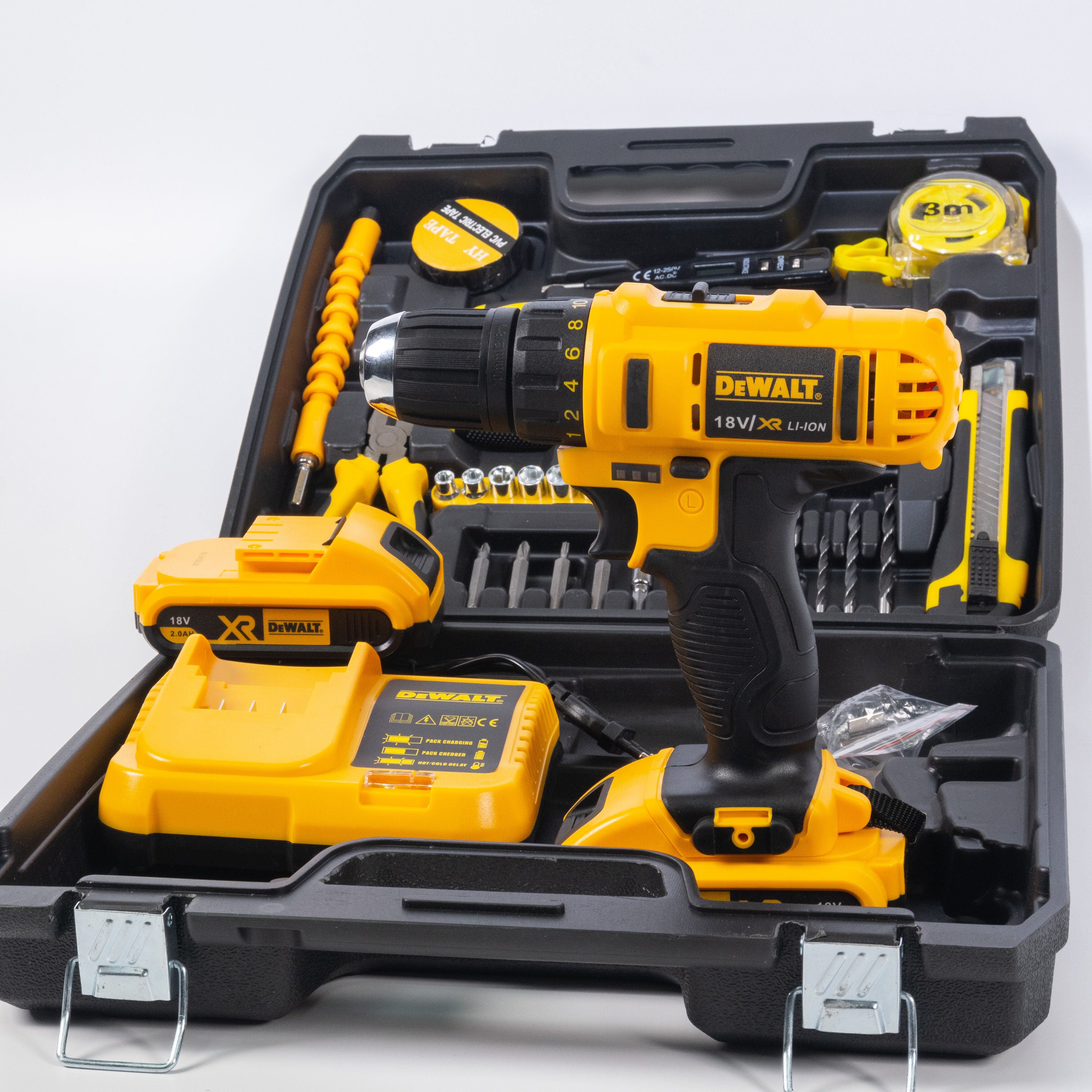 Аккумуляторная дрель-шуруповерт DeWalt DCD718 18V, с набором насадок