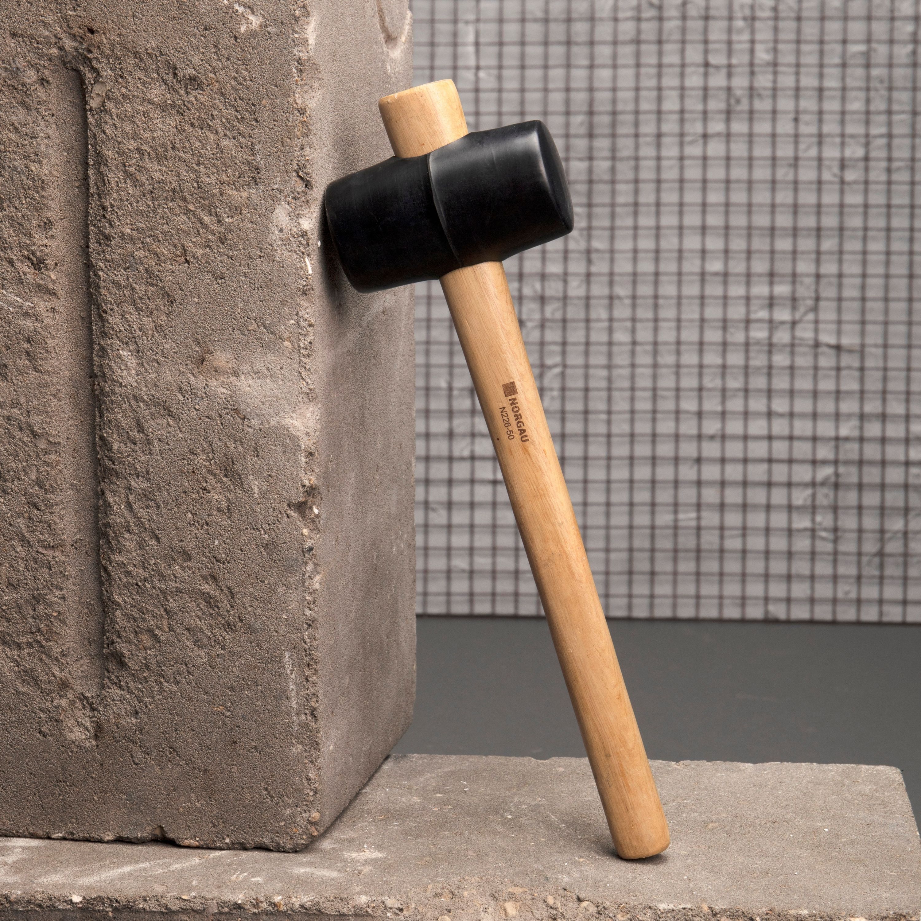 киянка зубр 450г чёрная резиновая с деревянной рукояткой Резиновая киянка NORGAU Industrial с рукояткой из древесины гикори, диаметр бойка 50 мм