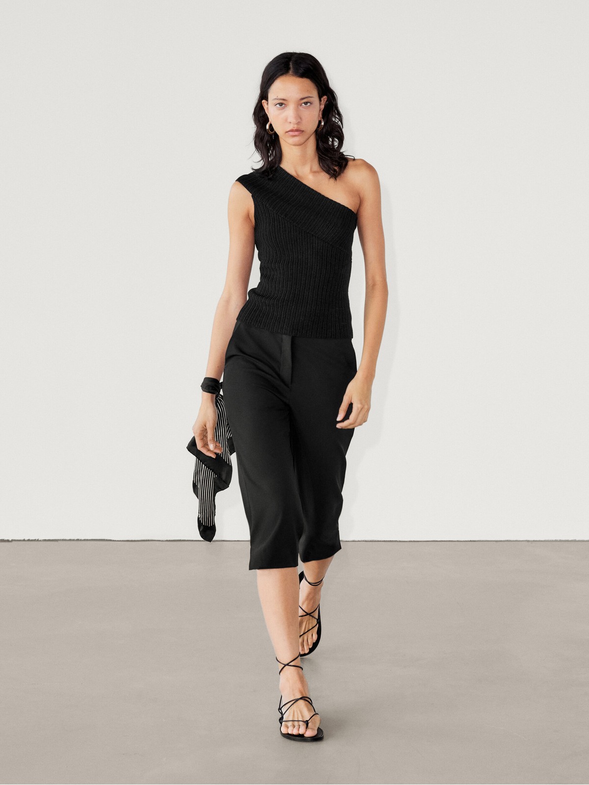 

Топ женский Massimo Dutti 5701/534-I2024 черный L, 5701/534-I2024