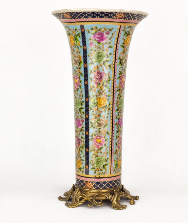 

Ваза Wah luen handicraft фарфоровая с бронзой22х22х45 см