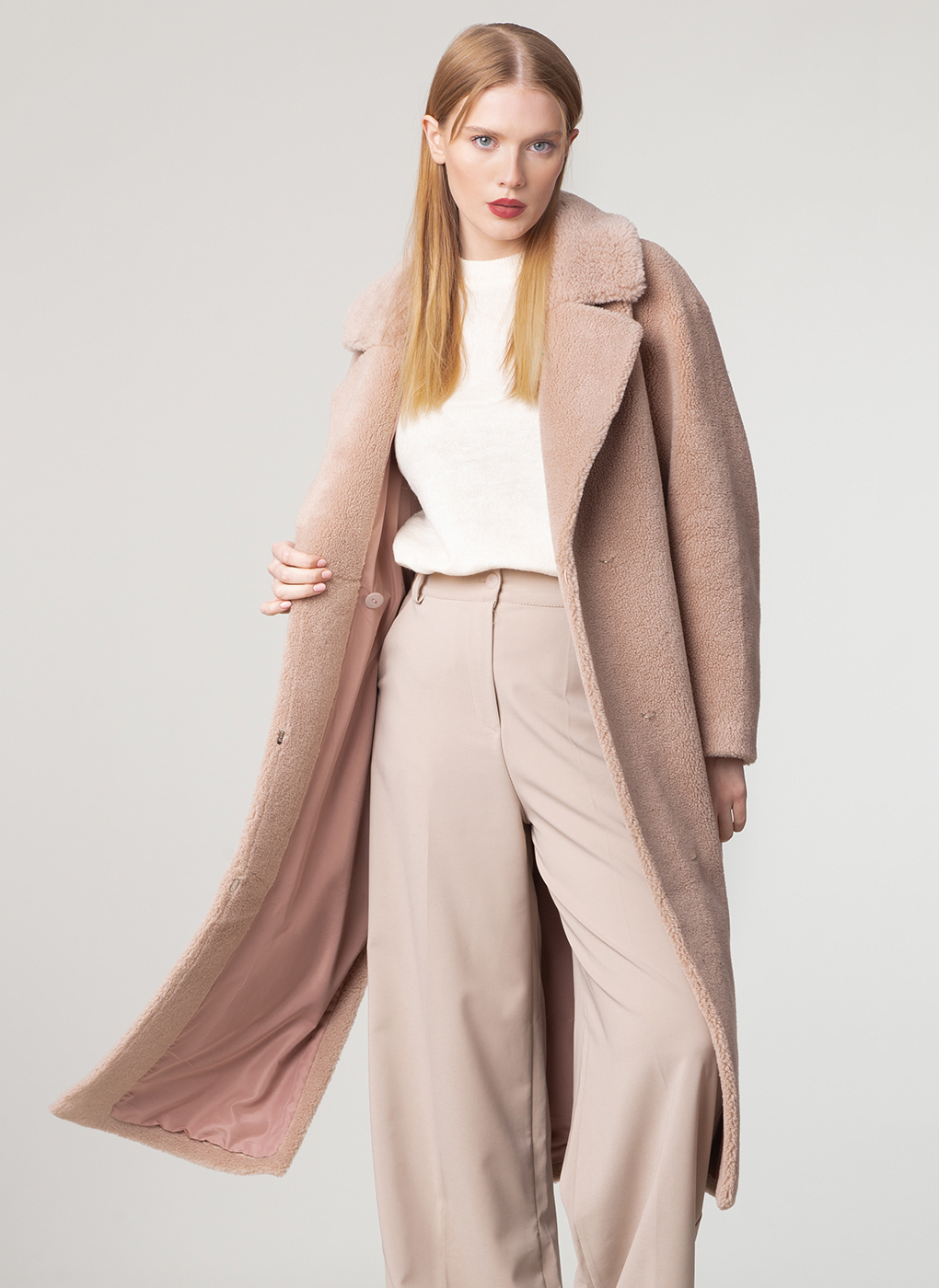 

Шуба женская Каляев 64736 бежевая 44 RU, Бежевый, 64736