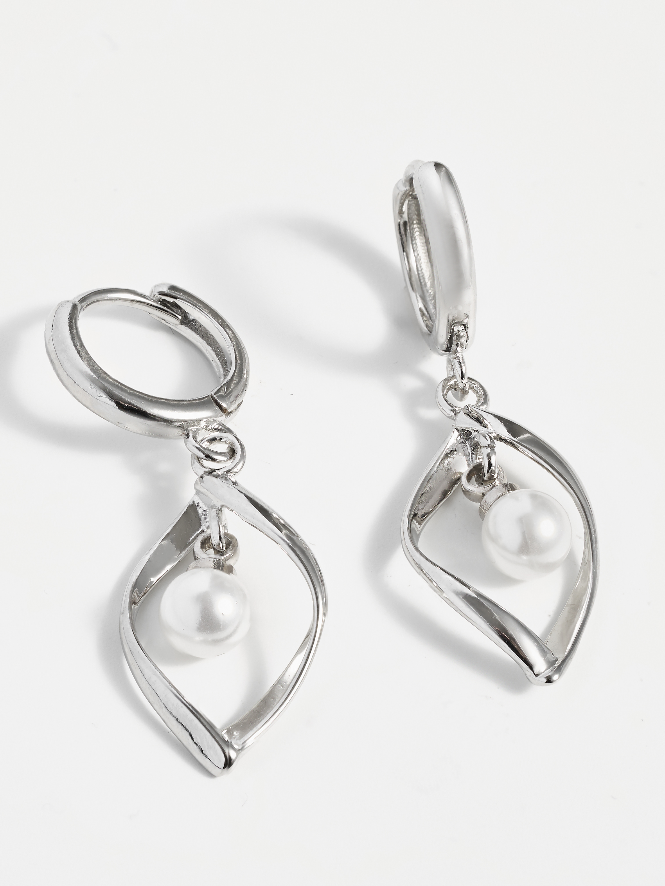 

Серьги подвески из латуни SHINE & BEAUTY 76793-89, жемчуг искусственный, 76793-89