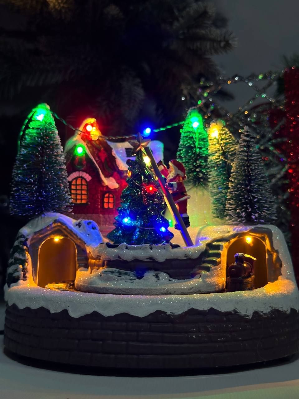 

Новогодняя композиция Merry Christmas Дед мороз украшает елку музыкальная 15х18х19см