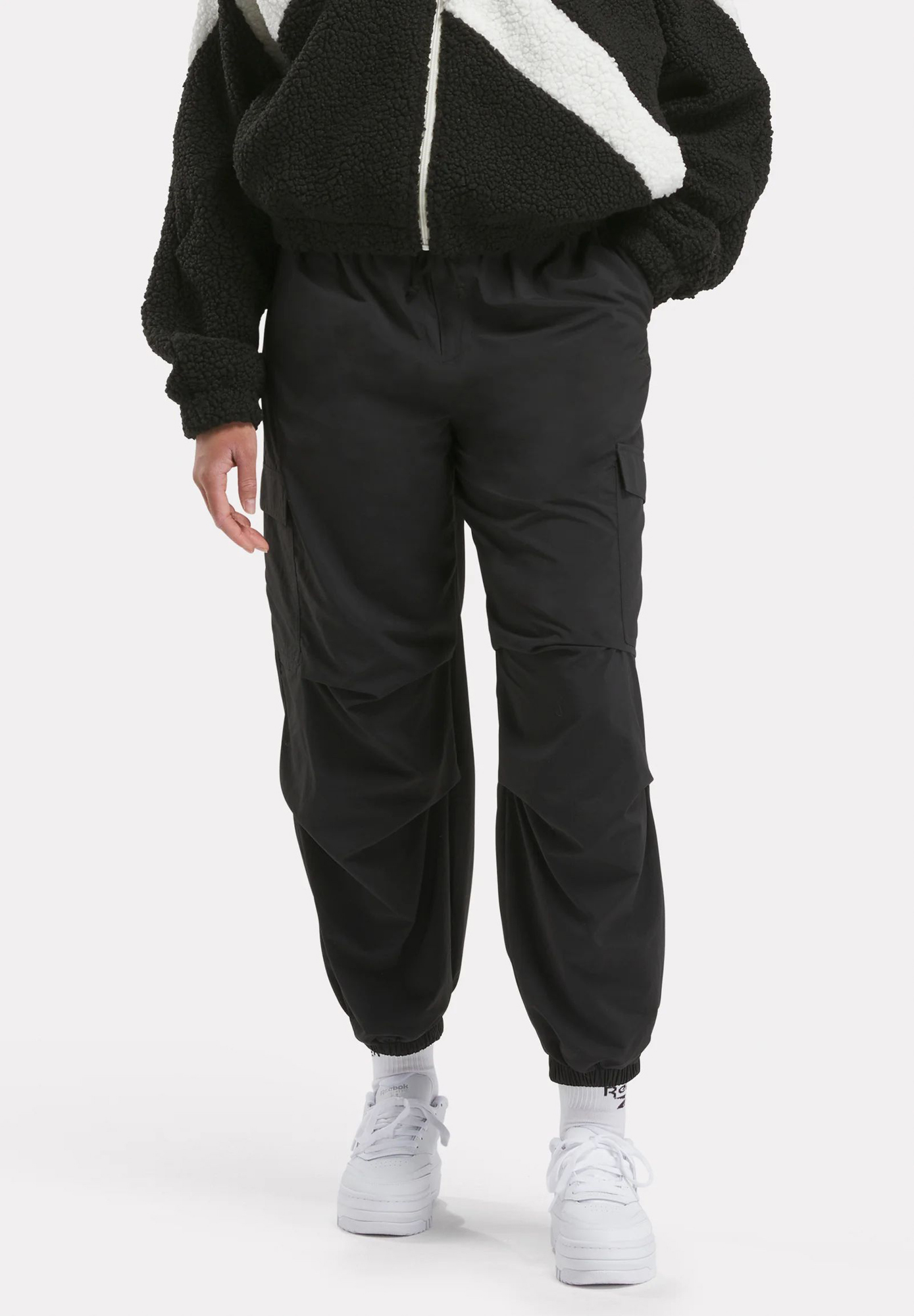 Спортивные брюки женские Reebok Wardrobe Essentials Cargo Pants 100205878 черные S