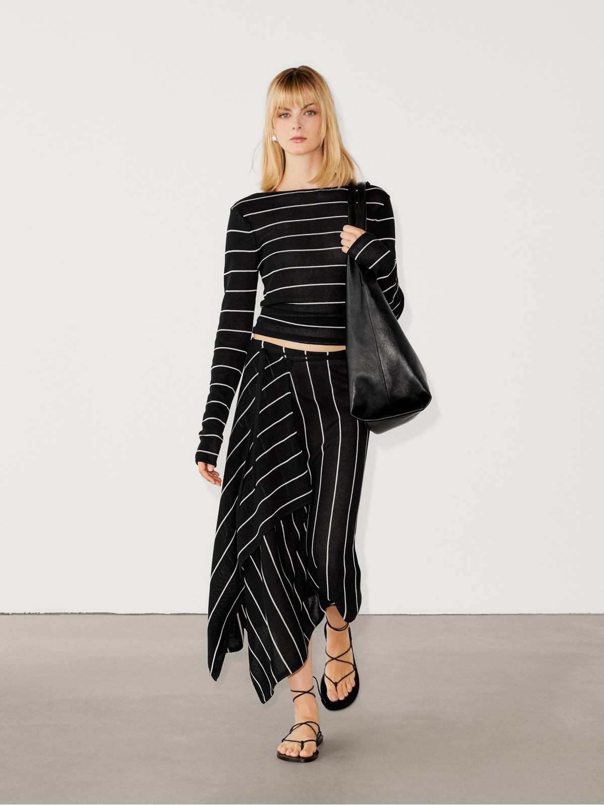 

Лонгслив женский Massimo Dutti 5640/525-I2024 черный M, 5640/525-I2024