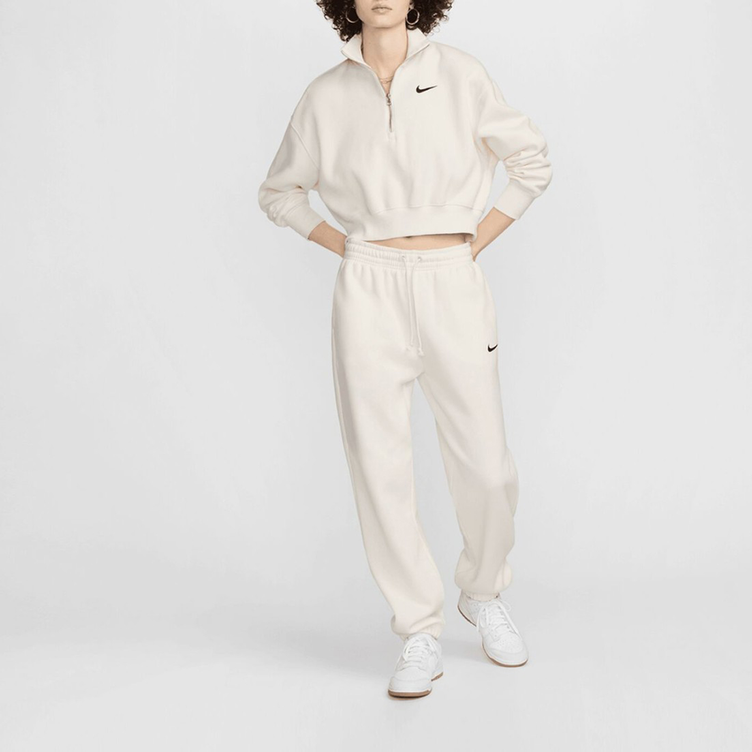

Брюки женские Nike T FZ5996 белые-133 M, Белый, Sportswear Phoenix Fleece