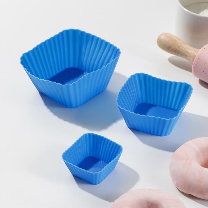 Набор форм для выпечки: квадратные формы размером 9x4 см, 7x3,5 см и 5x2,5 см, голубого цвета.