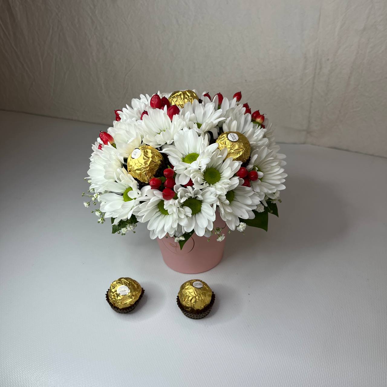 Сладкий букет из хризантемы, гипсофилы и конфет Ferrero Rocher, ЗЕФИРкО, 