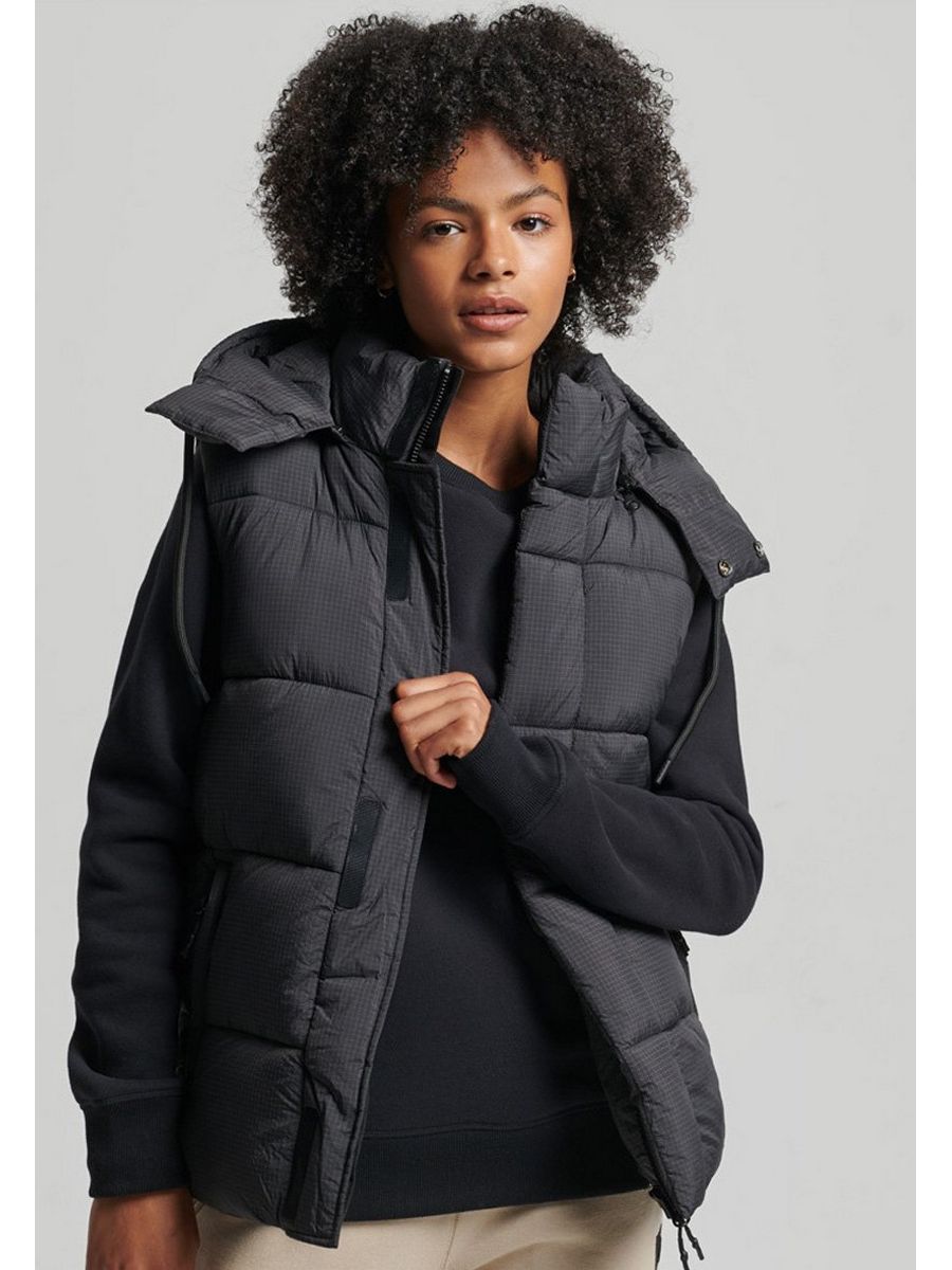 Утепленный жилет женский Superdry SU221U0J8 черный 38 EU