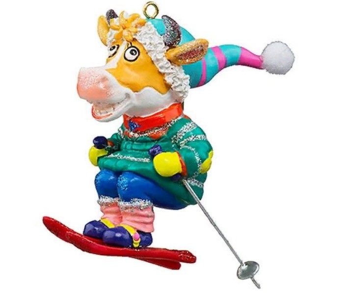 фото Елочная игрушка holiday classics бычок-лыжник 208964 7,5 см разноцветный 1 шт.