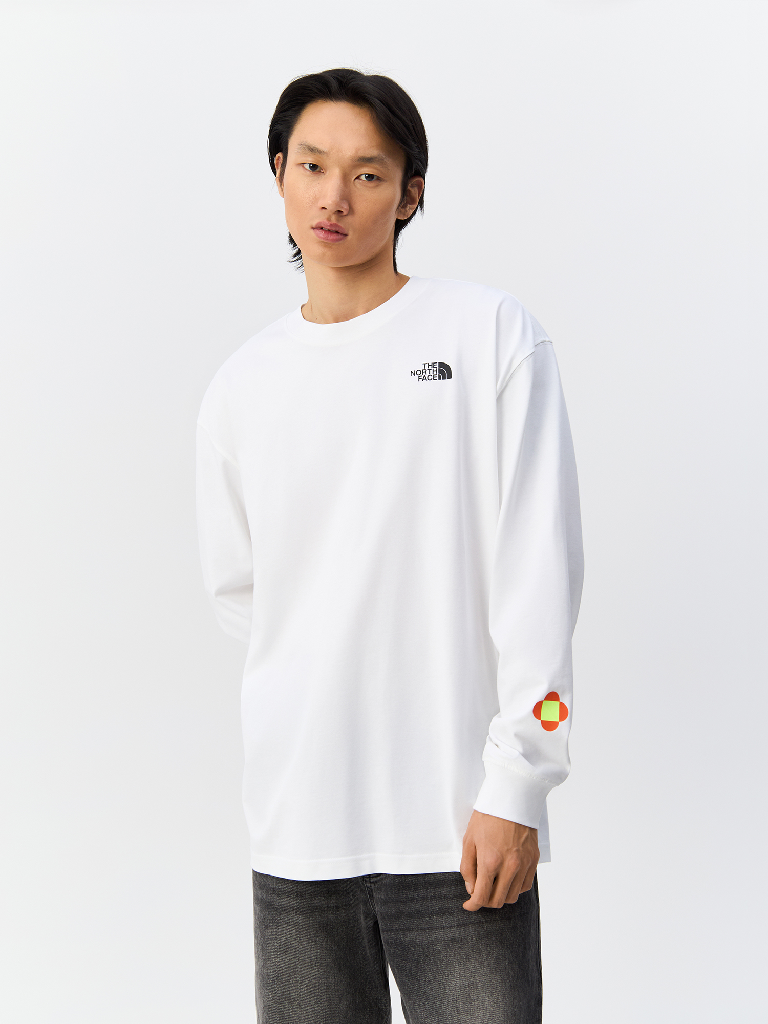 

Лонгслив мужской The North Face Yinka Ilori NF0A89CAFN41 белый S, Yinka Ilori