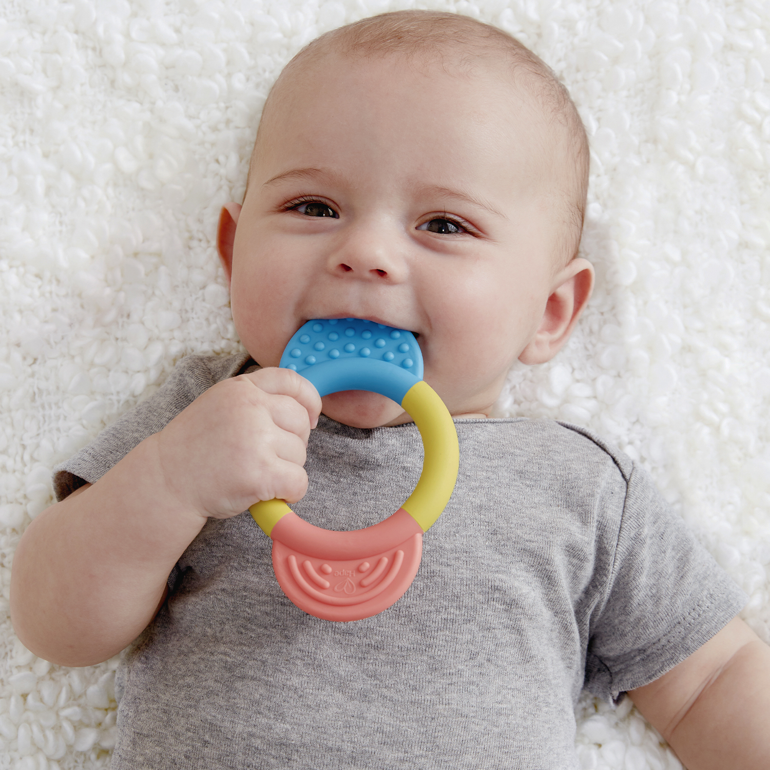 Игрушка для малышей прорезыватель - погремушка Улыбка Hape E0026_HP издательство улыбка развивающая игра для малышей забавные комбинации гардероб