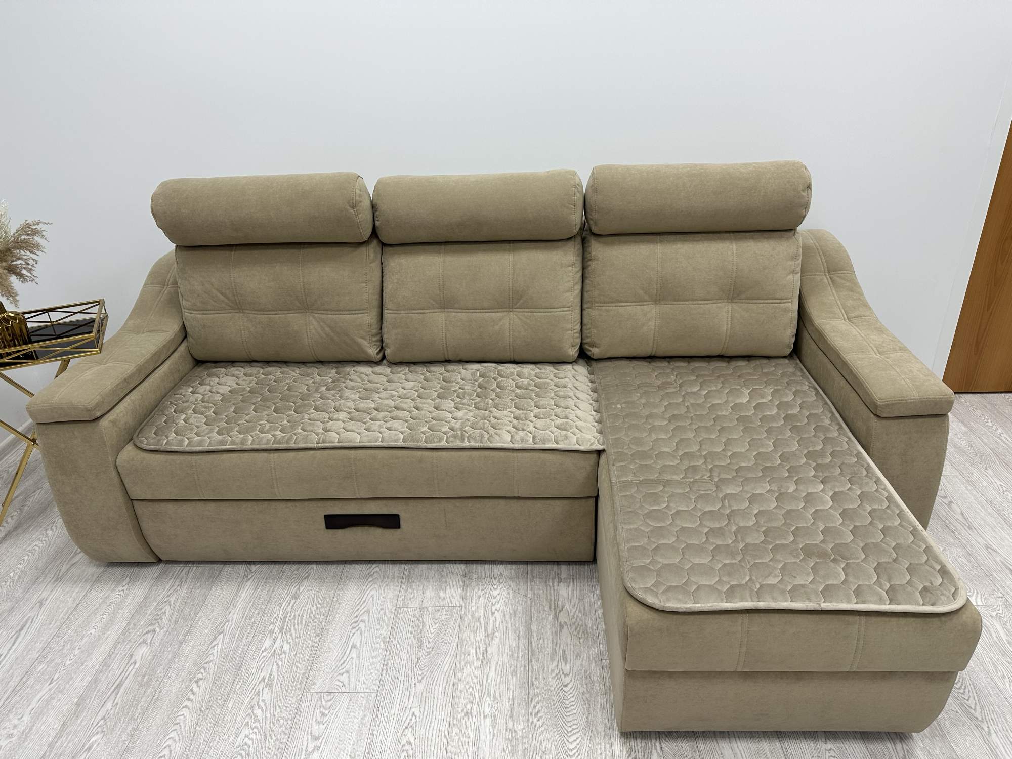 Нескользящие чехлы на угловой диван Home Comfort 160х90см светло-коричневый 3100₽