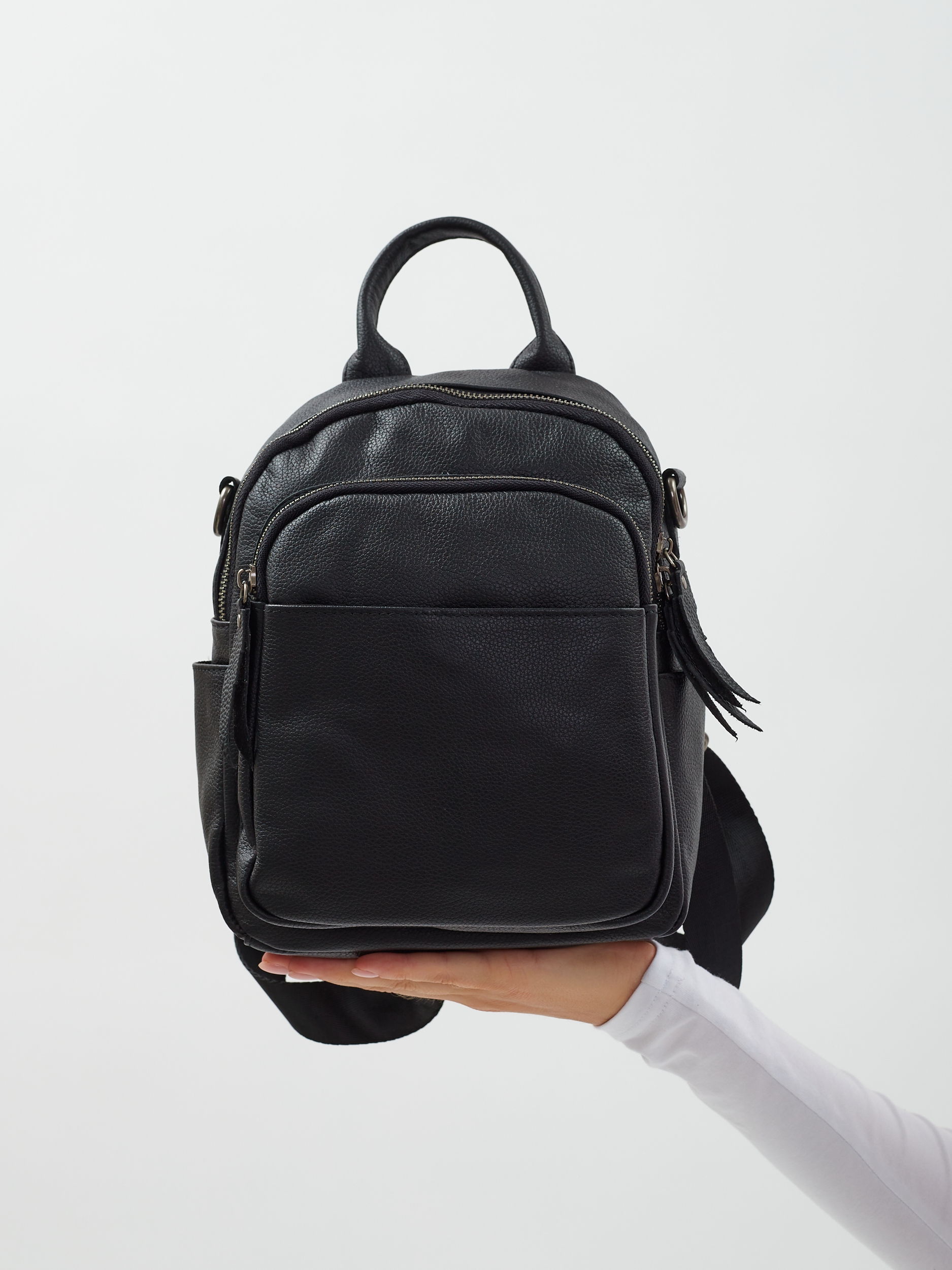 

Сумка-рюкзак женская NoBrand 2130 черная, 26х10х21 см, Черный, 2130