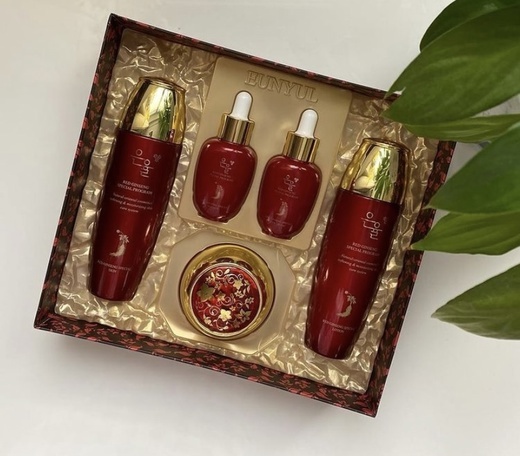 

Набор для кожи лица с экстрактом красного женьшеня. Eunyul Red Ginseng Special Set