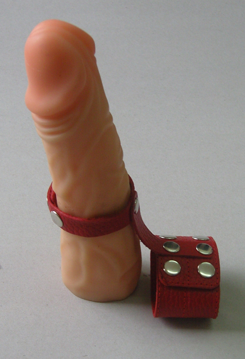 фото Красный кожаный поводок на пенис с кнопками ск-визит