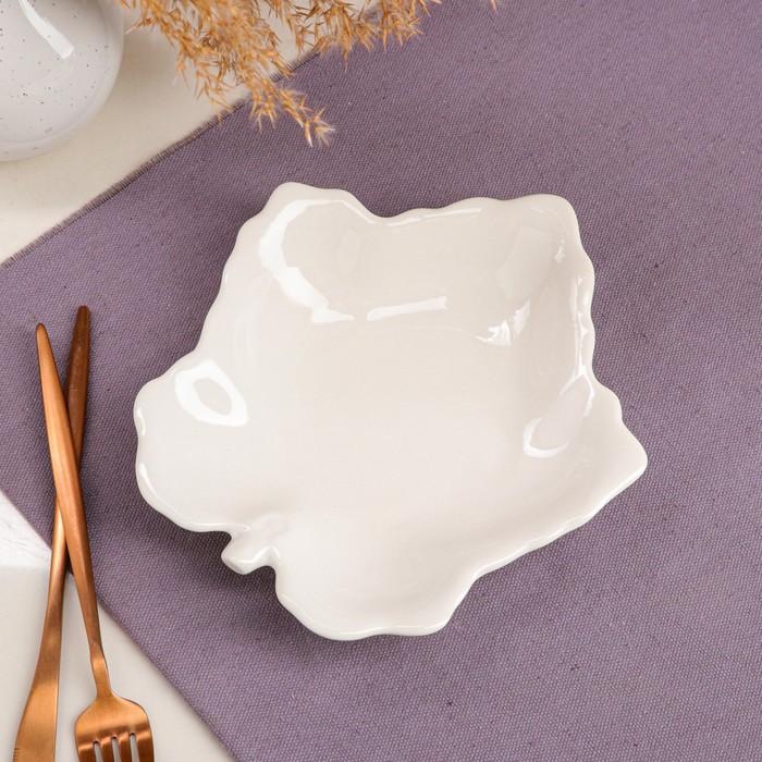 фото Блюдо "кленовый лист", белое, керамика, 20х18х4 см керамика ручной работы