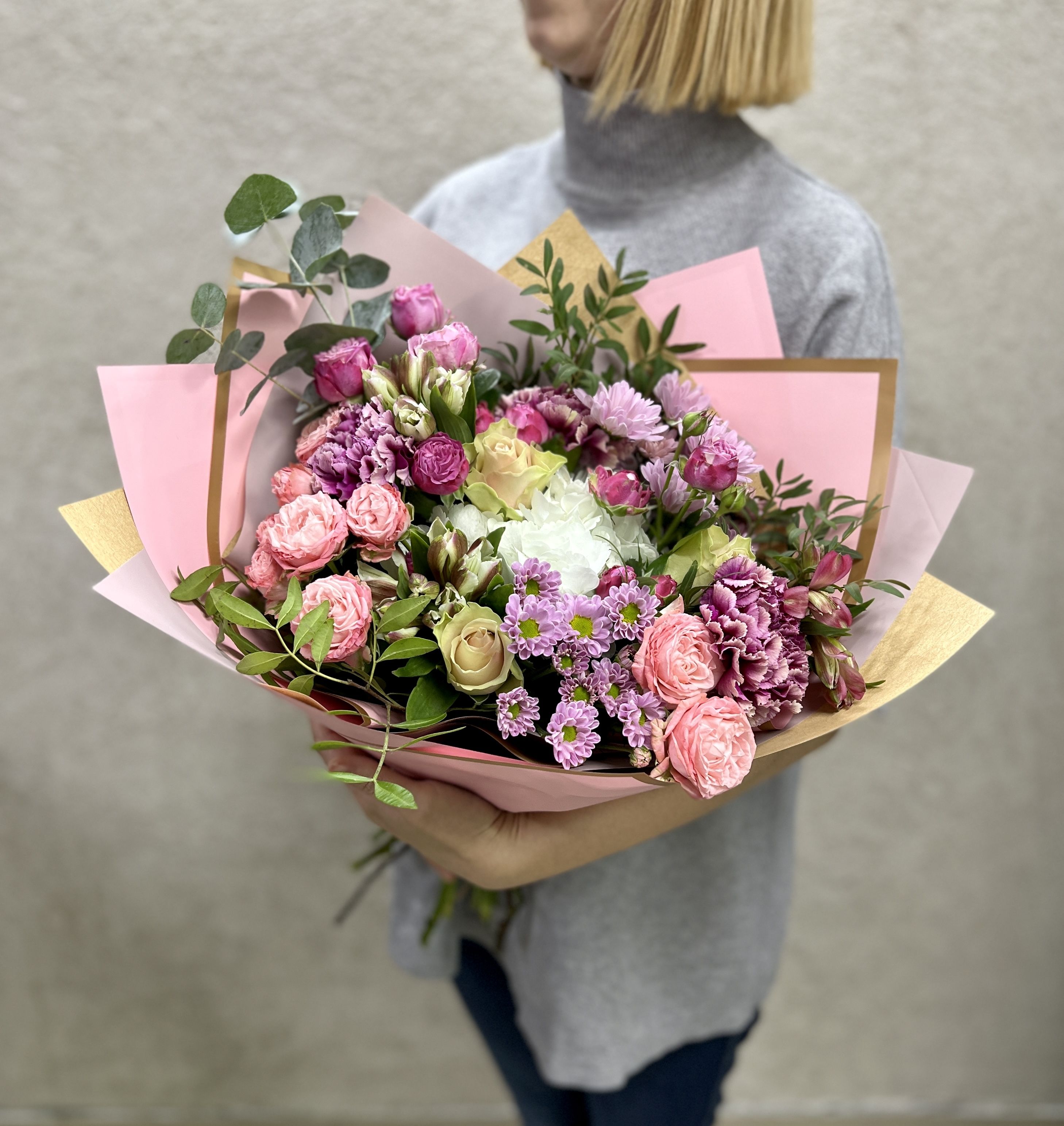 

Шикарный букет ОкЦветОк из свежих цветов, кустовых роз, гортензией и хризантемами, премиум