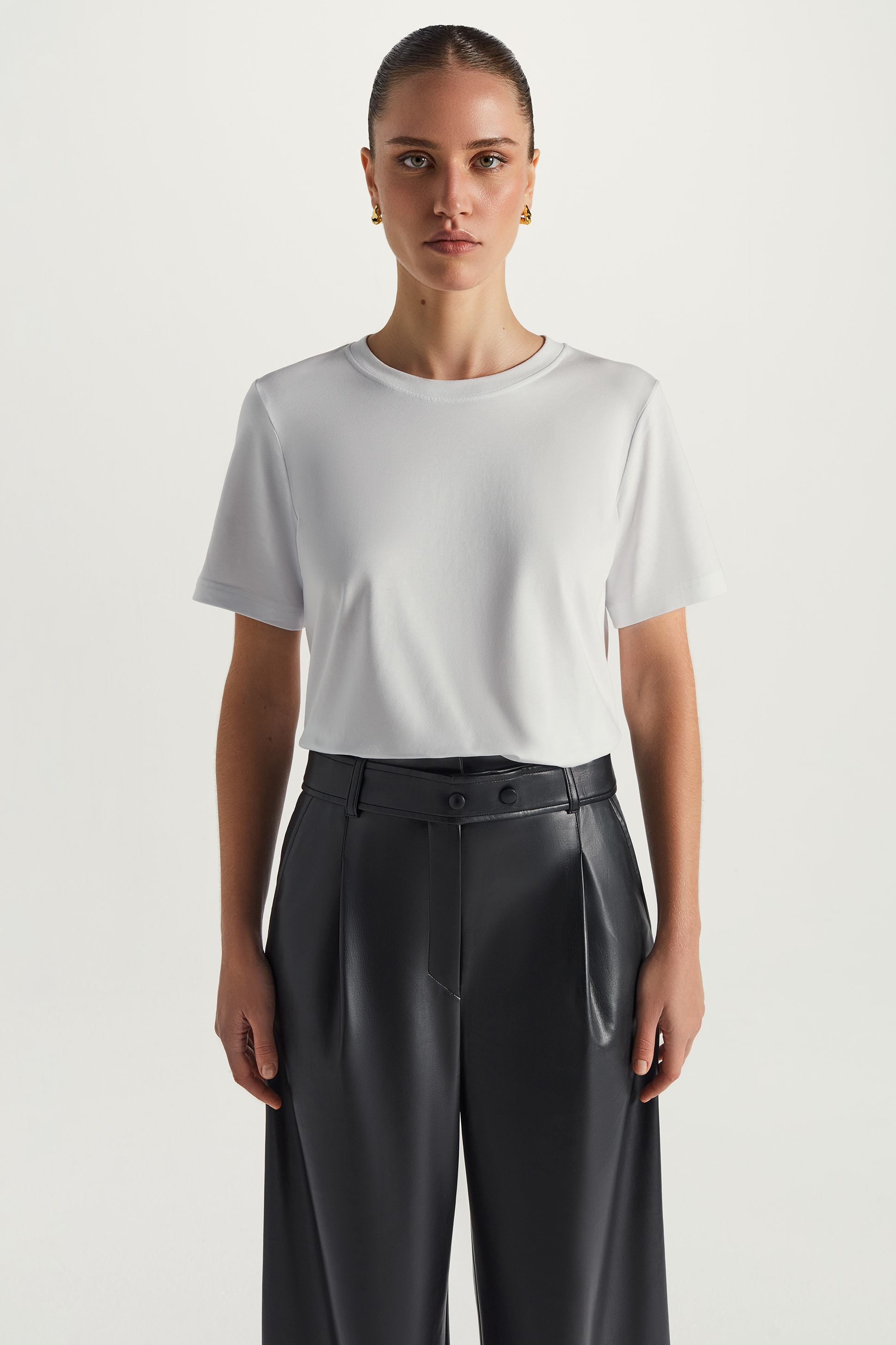 

Футболка женская LOVE REPUBLIC 2450104320 белая XS, 2450104320