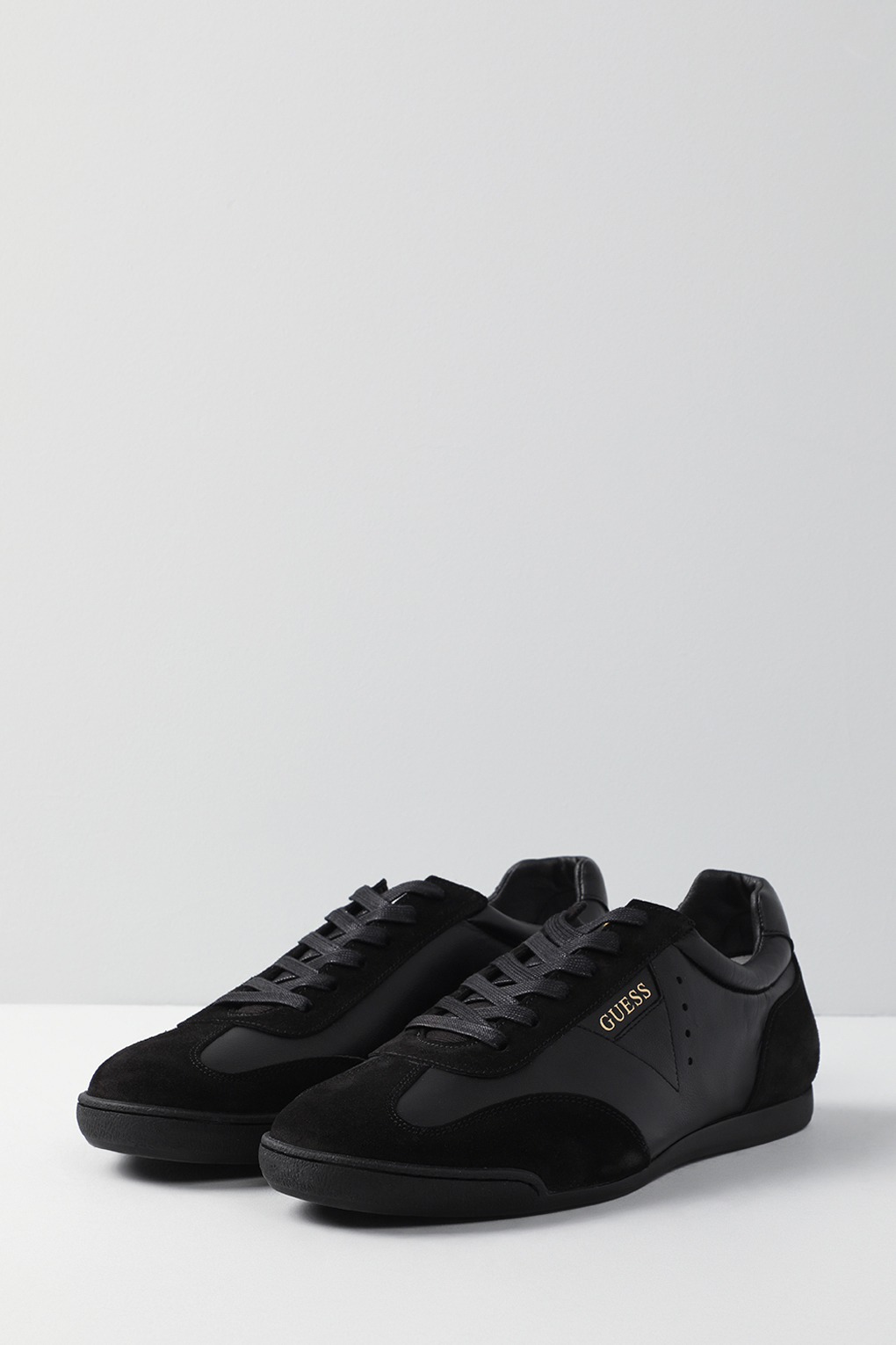 

Кроссовки мужские Guess FM6VET LEA12 черные 40 RU, Черный, FM6VET LEA12