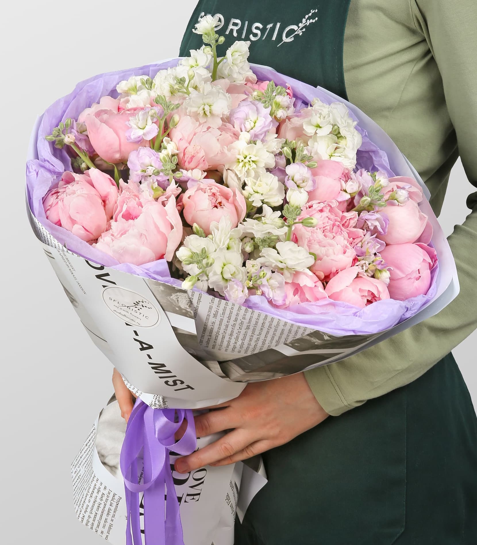 

Букет Studio Floristic из пионов и маттиолы 24 шт 50 см Ванильное облако розовый