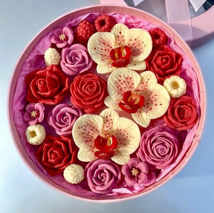 

Шоколадные розы с орхидеями в коробке ShokoTrendy, 400 г, Шоколадные цветы в коробке