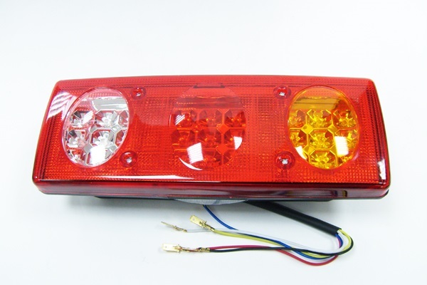 

Фонарь задний LED 24V правый (универсальный, 300х130х80хмм, 33LED, 6.6W) AT AT18217