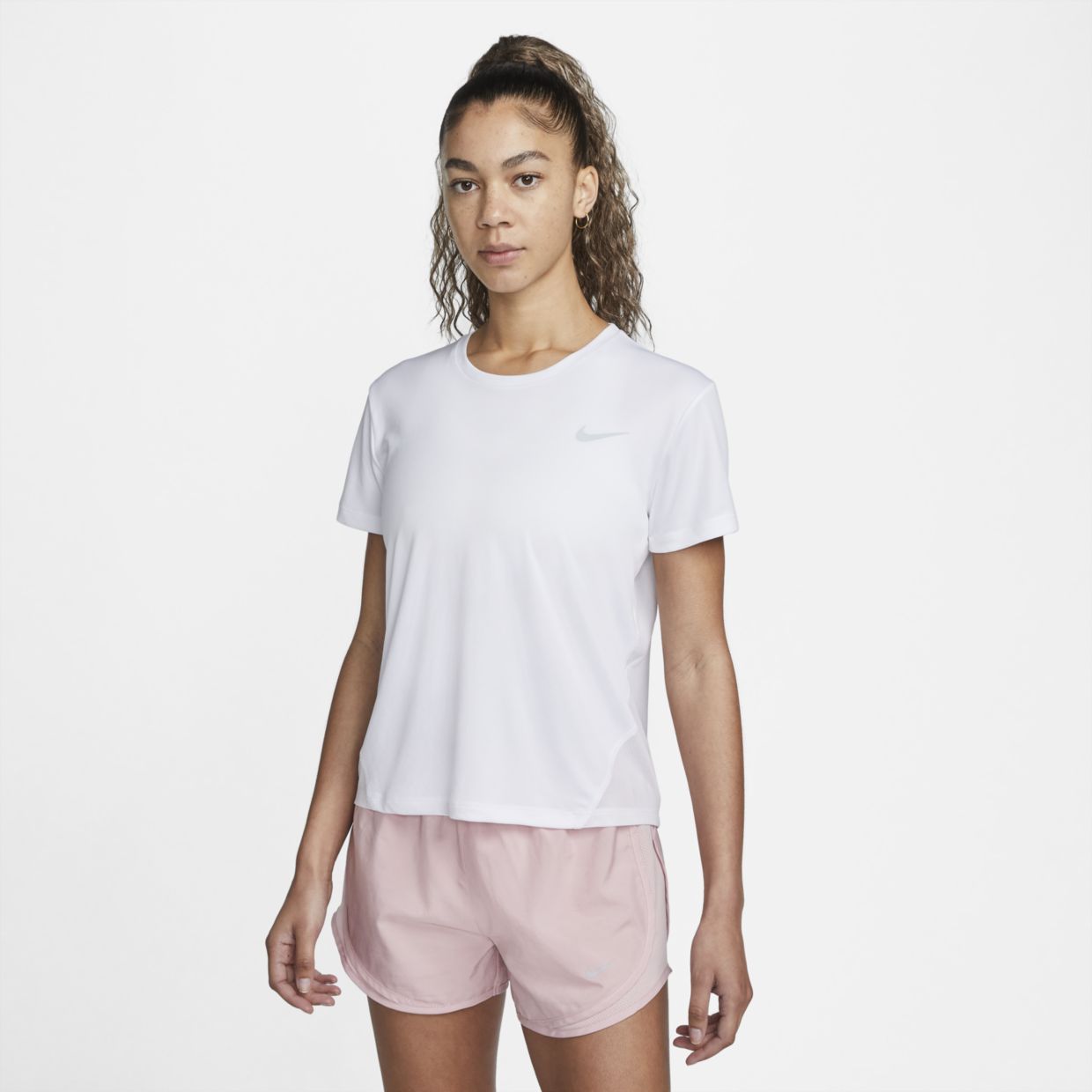 

Футболка женская Nike DD7904 белая L, DD7904
