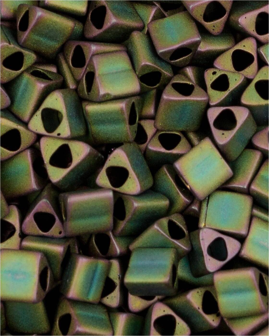 

Бисер Toho Triangle, размер 8/0, Матовый радужный перидот 707, 10 гр, Разноцветный, Toho Triangle