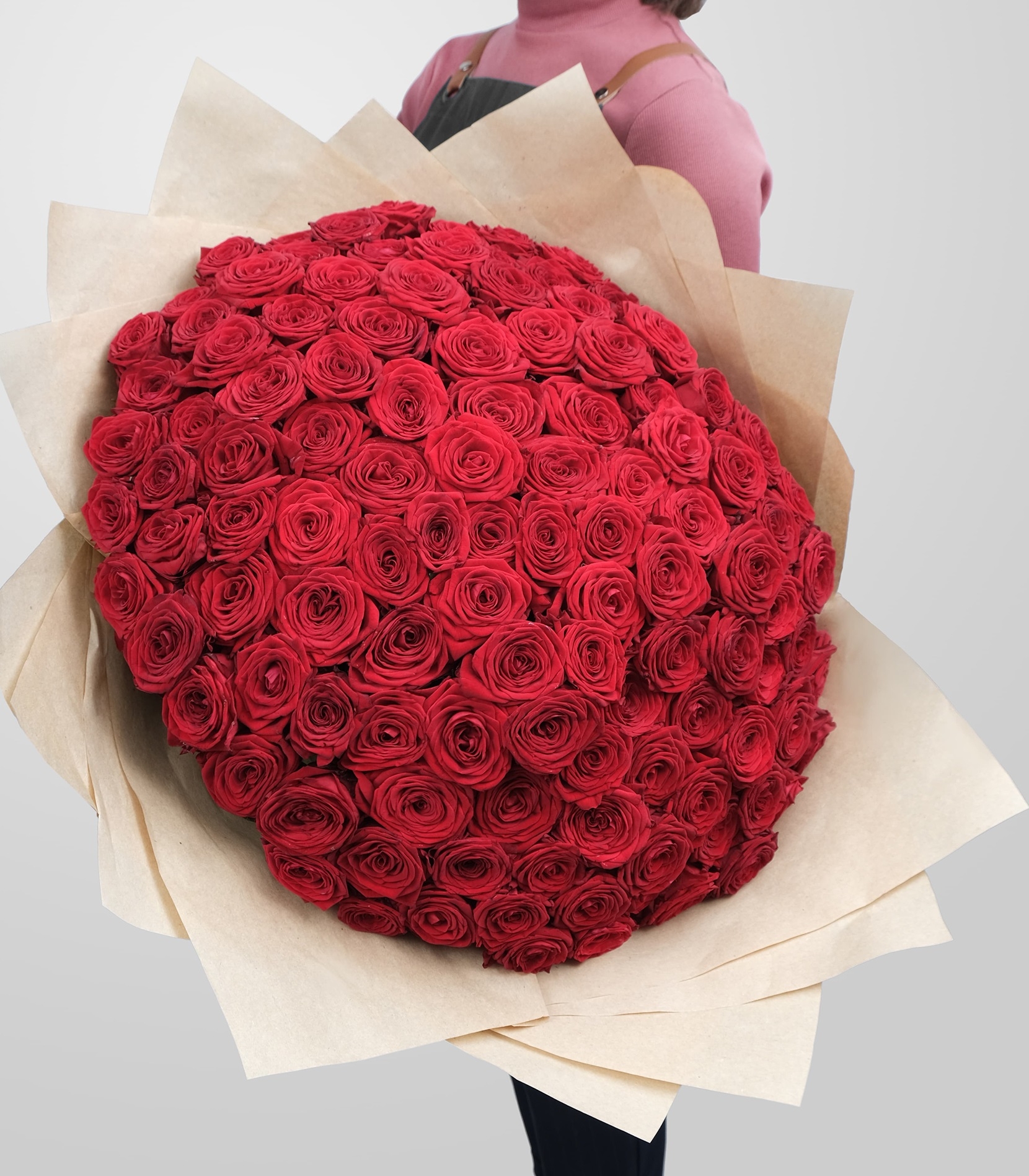 

Букет Studio Floristic из роз 125 шт 80 см Авиэтта красный