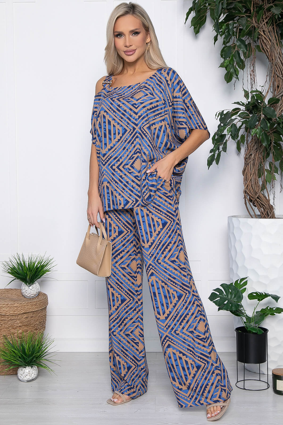

Костюм женский LT Collection Асвари разноцветный 46 RU, Асвари