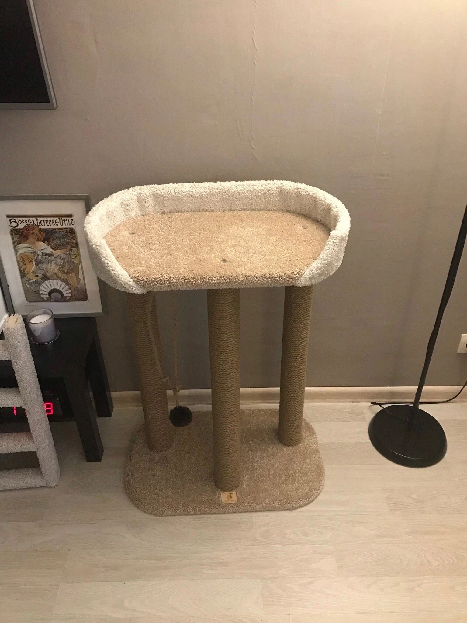 Комплекс для кошек Моя Котя Трон императора, для мейн-кунов, бело-бежевый, высота 90 см