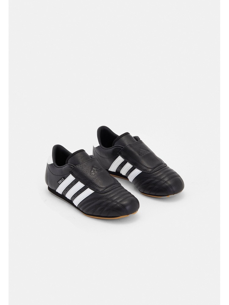 

Кроссовки женские Adidas Originals AD111A2O6 черные 40 2/3 EU, Черный, AD111A2O6