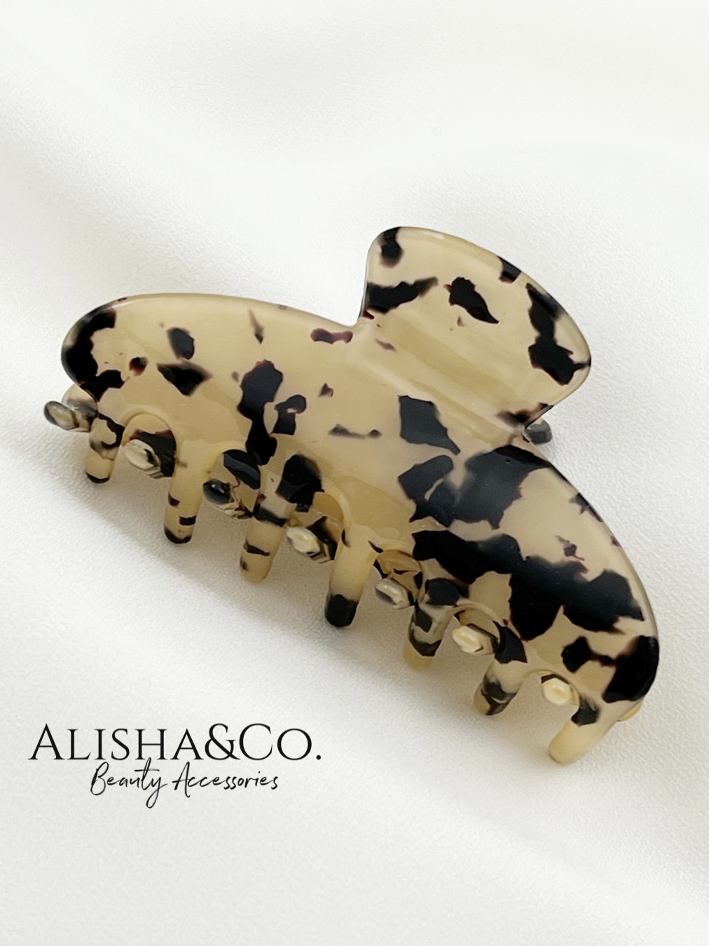 

Заколка-краб Alisha&Co. Jolie бежево-черная, 1 шт, Бежевый;черный, Jolie