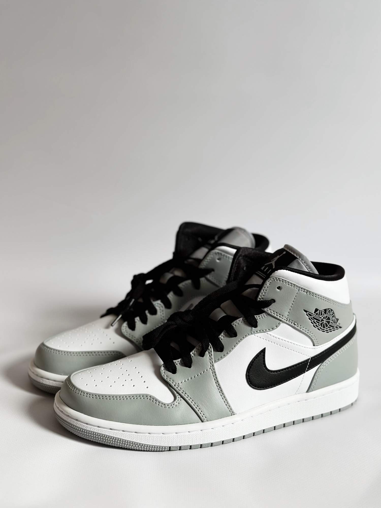 

Кеды унисекс Nike Air Jordan 1 Mid серые 9 UK, Серый, Air Jordan 1 Mid
